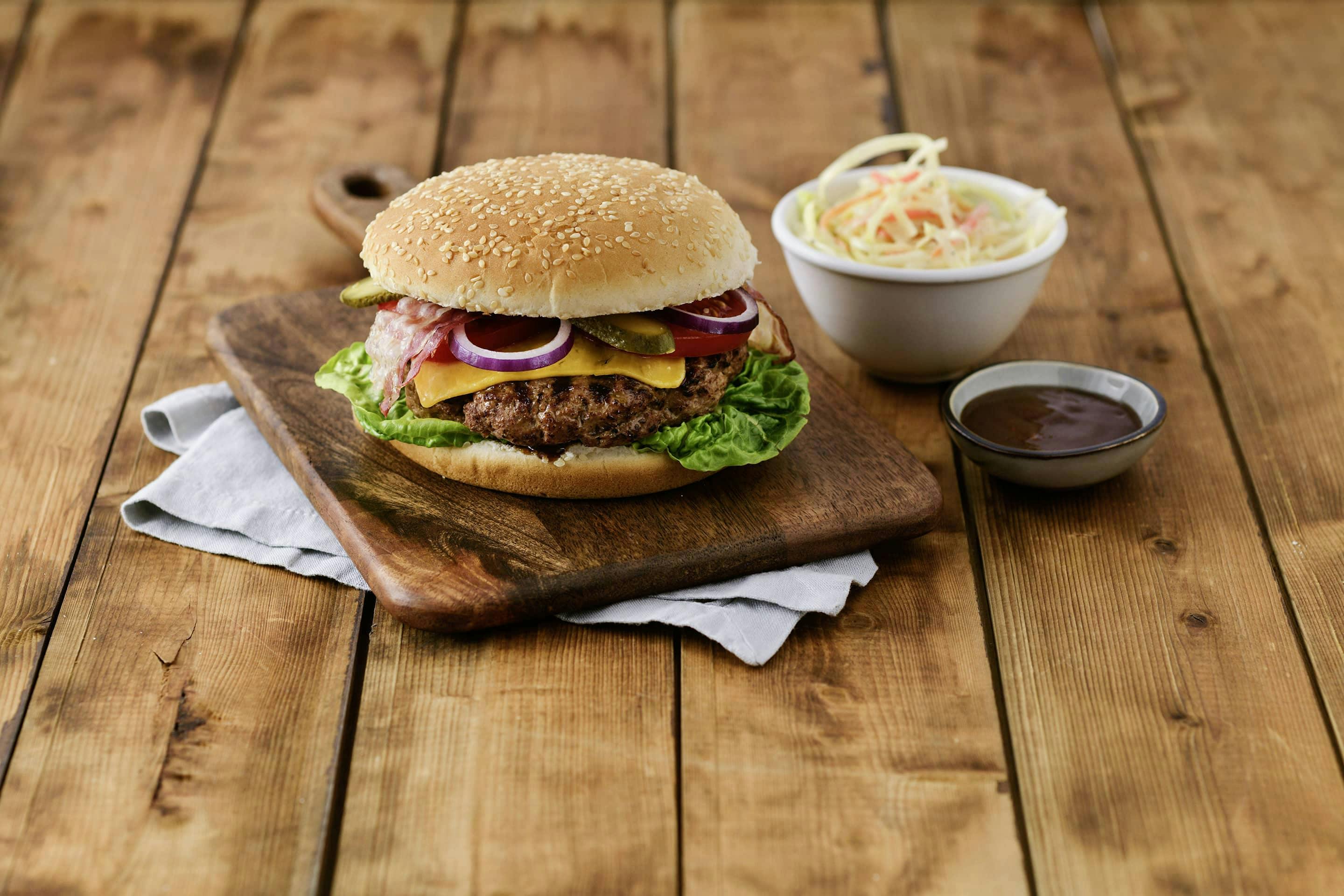 Grill-BBQ-Cheeseburger mit cole slaw