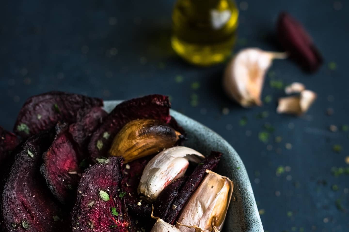 Gegrillter Knoblauch mit roten Rüben in einer Schüssel