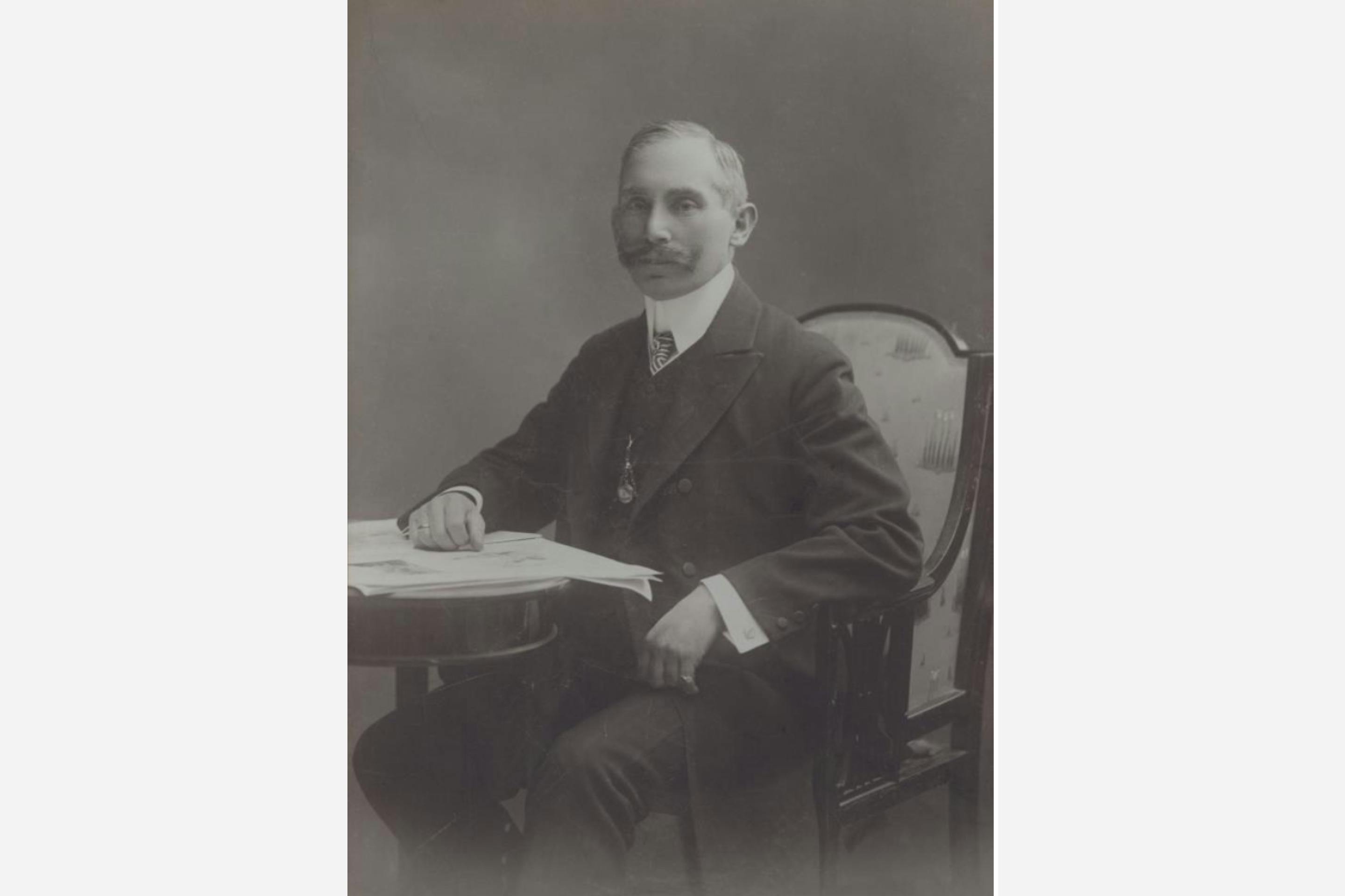 Fotografie alb-negru: Un portret cu János Kotányi în 1881