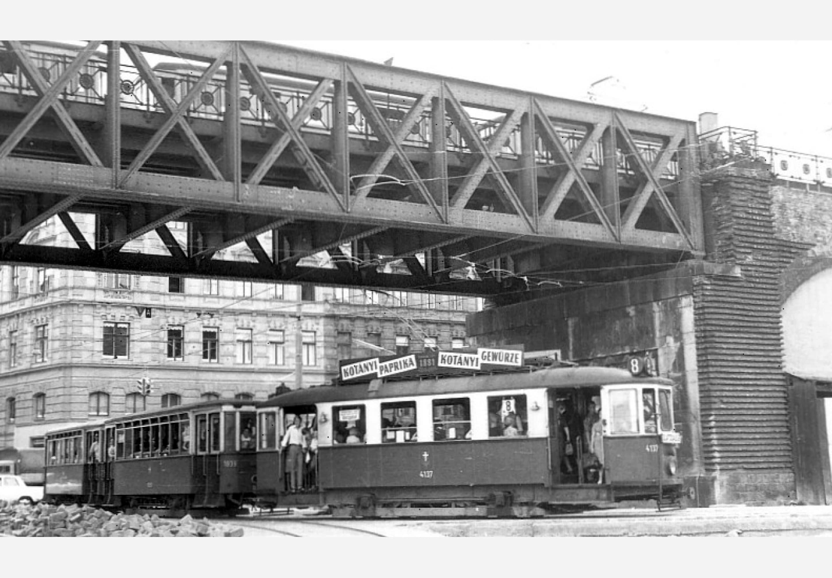 Un tramvai în Viena cu o reclamă Kotányi din 1957.