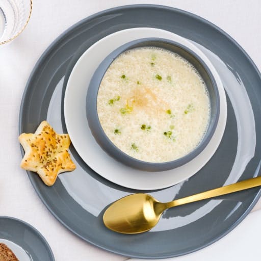 Faceți starterul special cu supă de castane și țelină cu produse de patiserie cu anason.